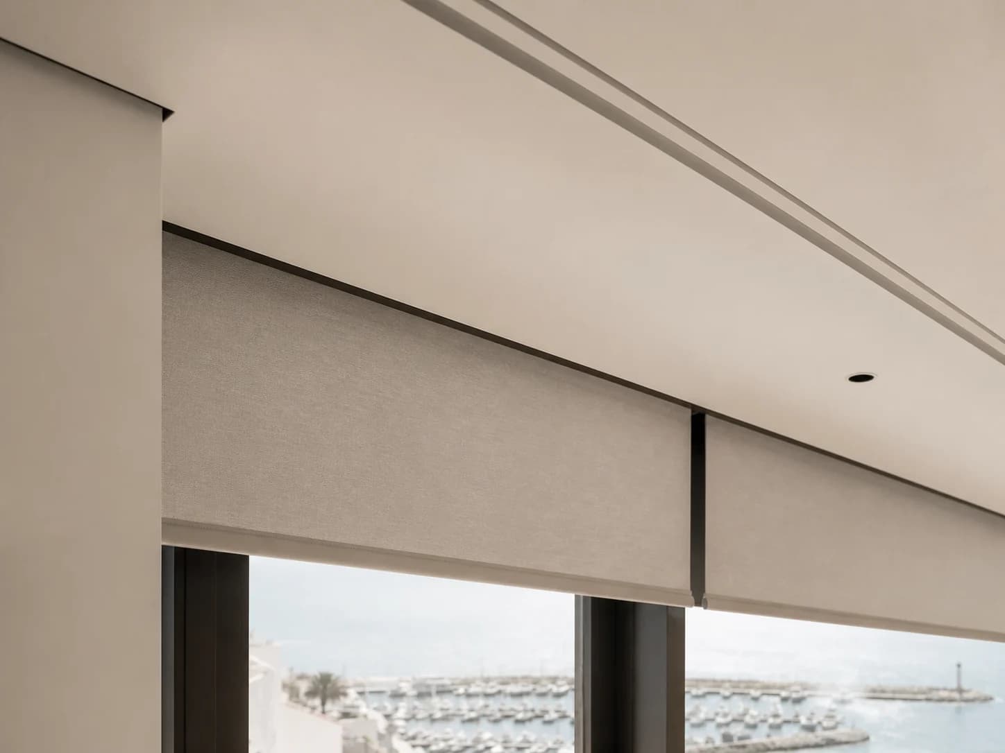 Recessed automated roller cassette aligned with slim glazing