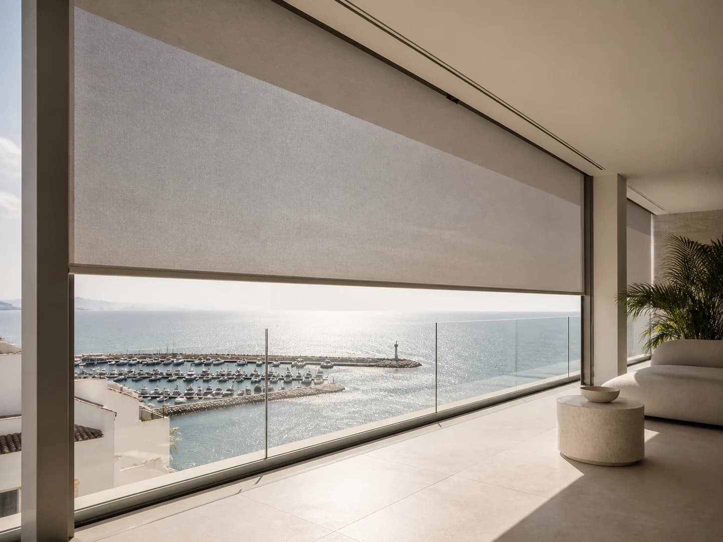 Exterior ZIP screen filtering sun on a Puerto Banús terrace